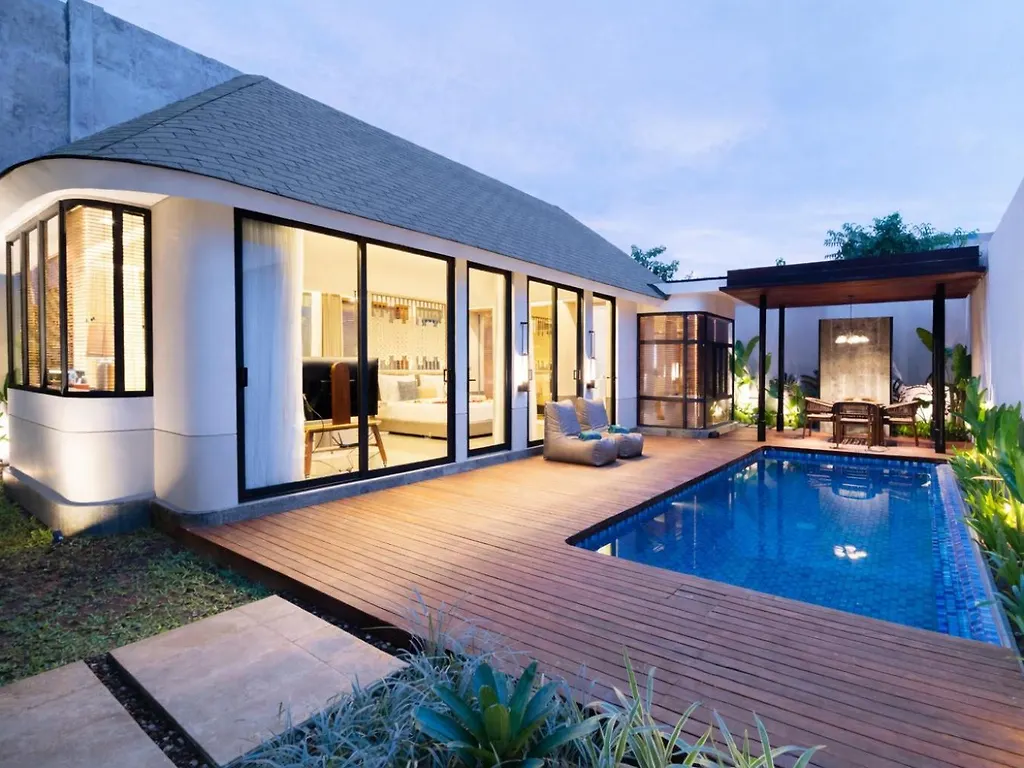 Javana Royal Villas, Seminyak - exterior and pool