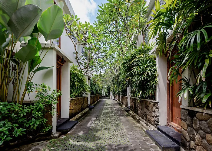 Villa Kayu Raja - Poolside path